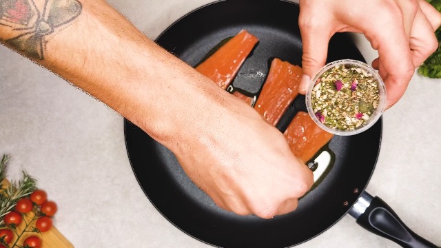 Nature Kitchen Indian Curry Gourmet Spice Seasoning Selection Mix Gift Set Kit. 9x Gluten-Free Herbs and Spices For Cooking Recipes. Including Blends For Vindaloo, Korma, Masalas and More