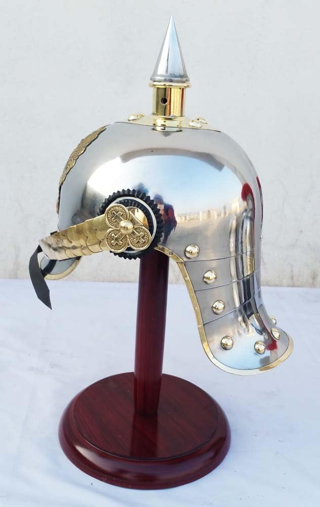 Replica del casco prussiano tedesco in acciaio e ottone Pickelhaube Casco da ufficiale militare a punta