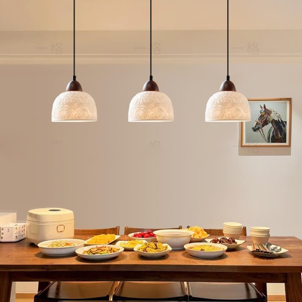 Lampada a sospensione in vetro lattimo con luce a in ceramica rosa