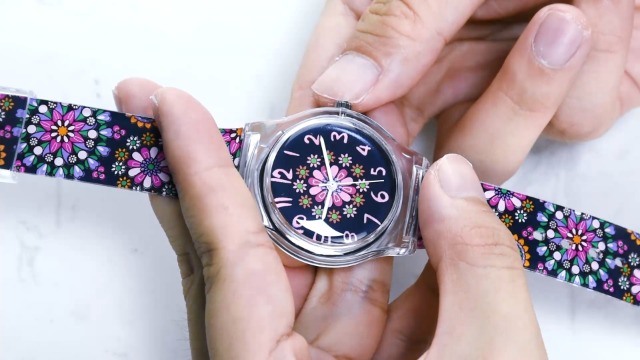 Orologio da polso con cinturino in silicone quadrante senza numeri colore grigio con interno blu