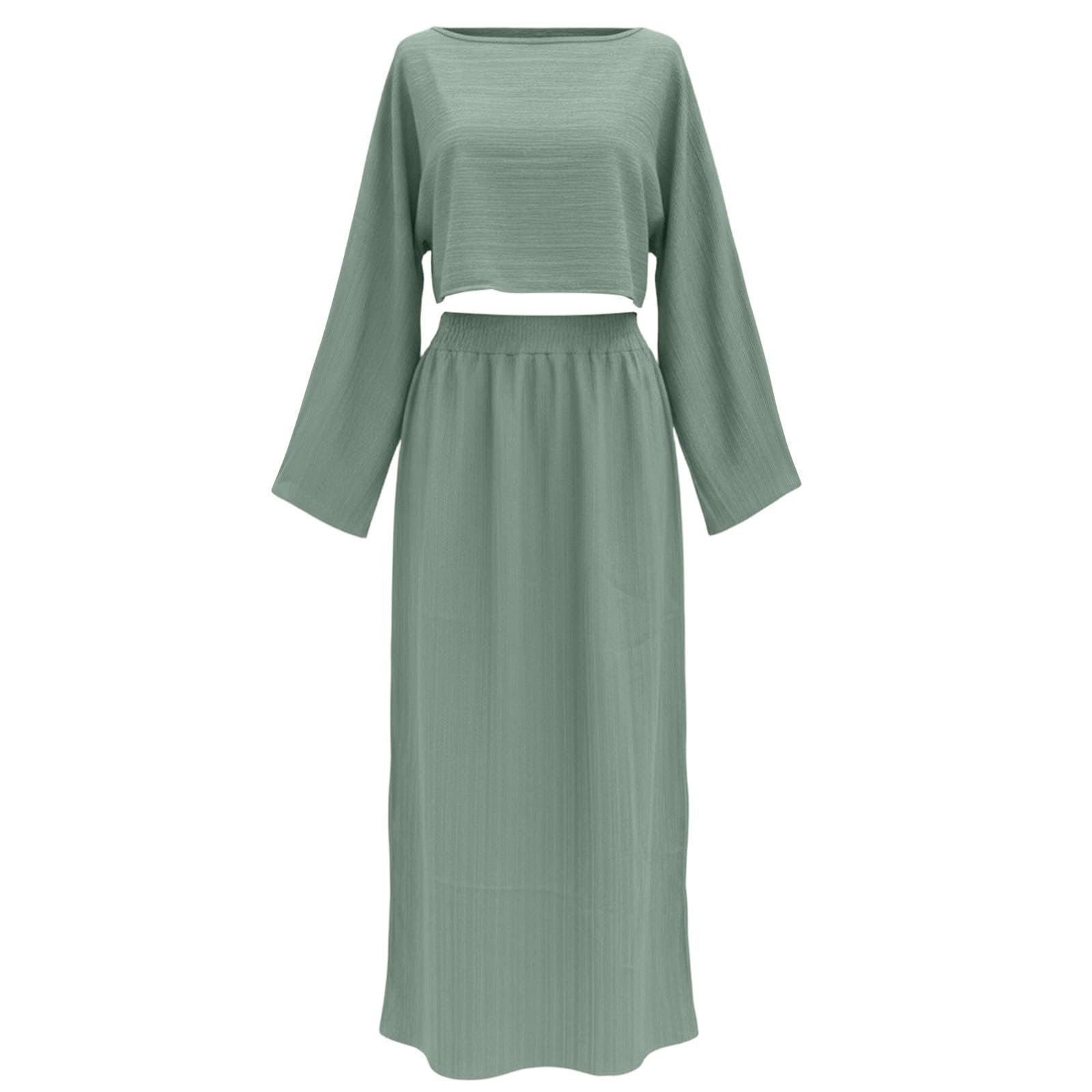 Tenue deux pièces composée d'un haut court décontracté en lin mélangé et d'une élégante jupe taille haute avec fente.