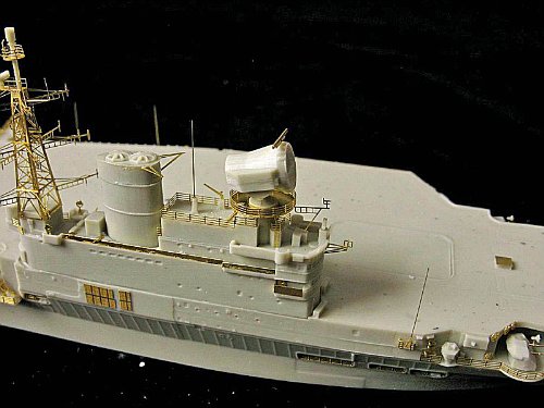 Amazon | 1/700 英海軍空母 R38 ビクトリアス 1966 (プレミアム版