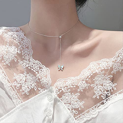 Collier à breloques rondes et pendentif papillon pour look chic