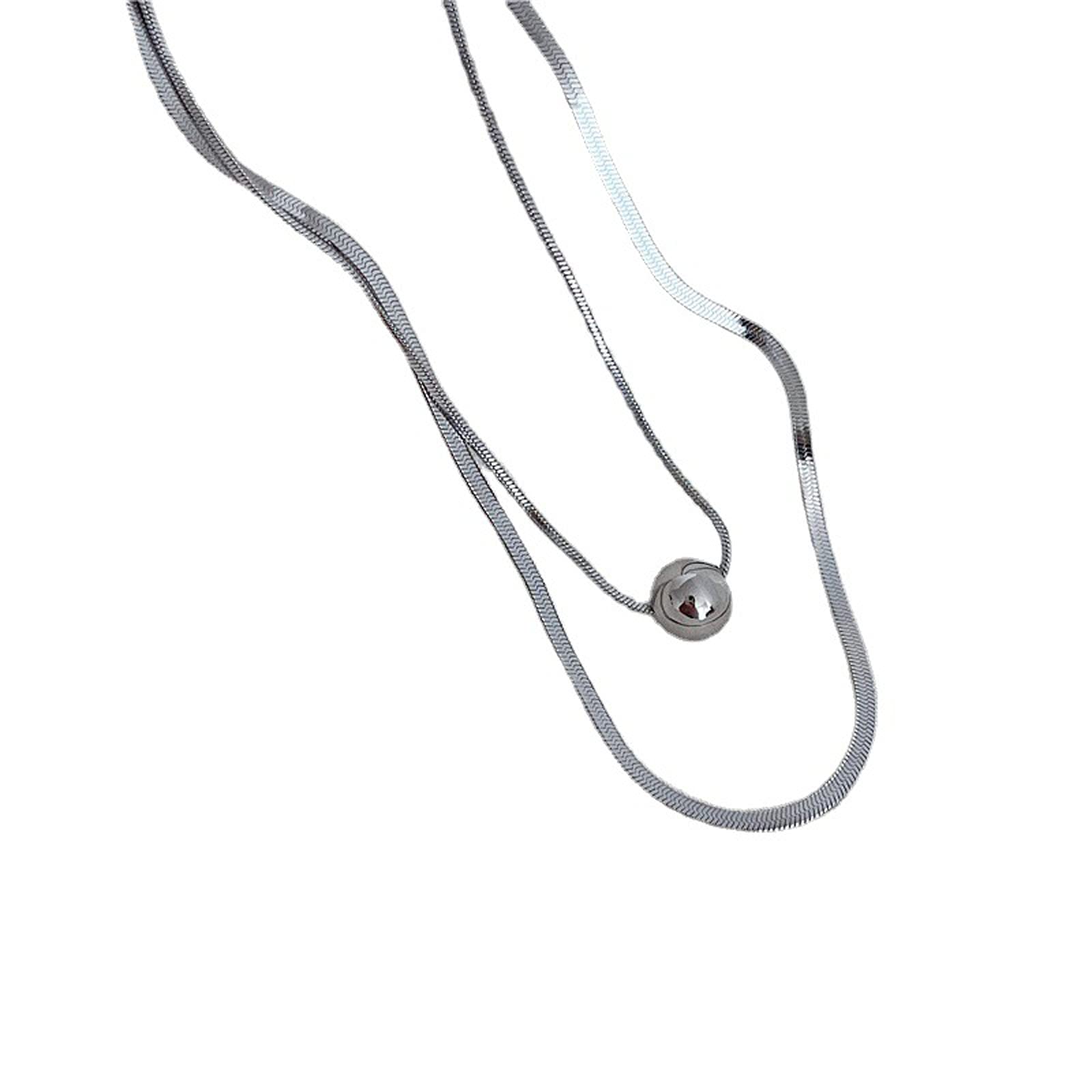 Collier double couche marée hip hop pour sublimer un décolleté avec élégance