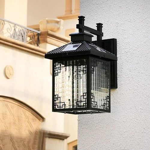 Applique murale solaire dorée pour illuminer et décorer les soirées d'été dans votre jardin