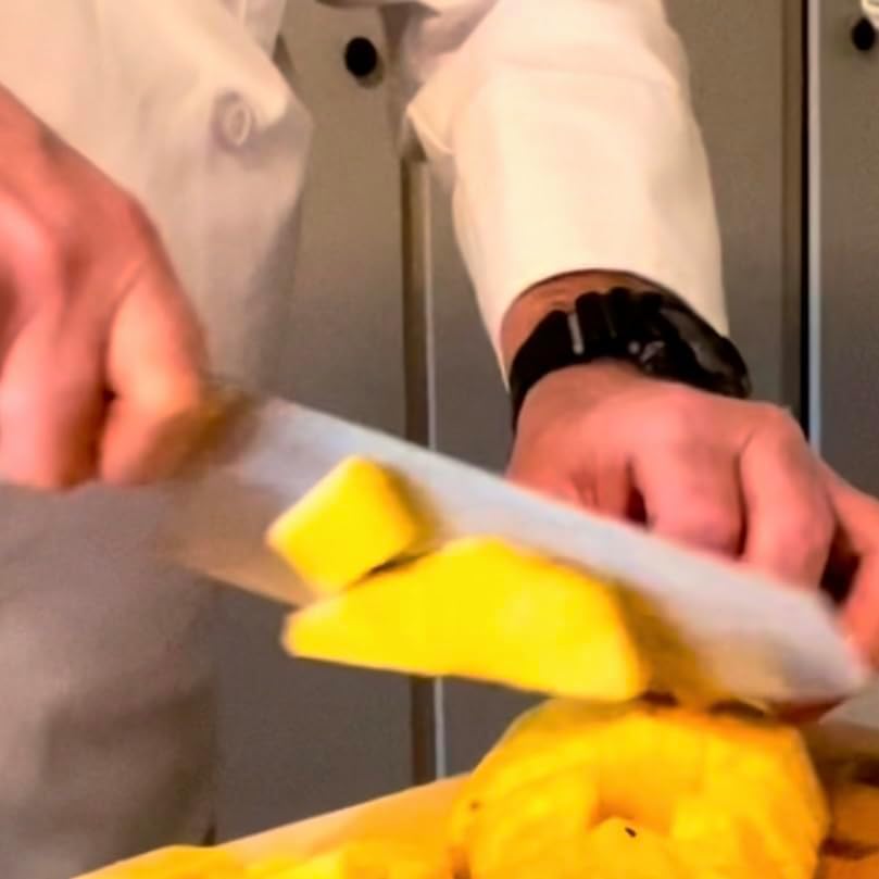 Miniatura 5 de Cuchillo de chef japonés santoku con una hoja de acero inoxidable de alto carbono, mango de madera terminada, cortar rebanadas y dados como un