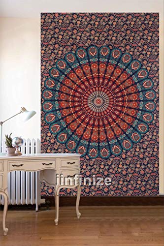 Couvre-lit floral iinfinize pour masquer un mur vide avec un grand médaillon