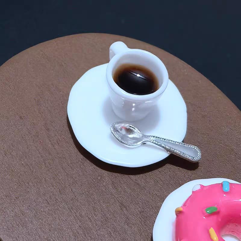 Taza de café en miniatura a escala 1:12 con cuchara, accesorio de escena de casa de muñecas para mesa de verano, exhibición de escritorio, taza de resina realista para decoración pequeña temática de 2
