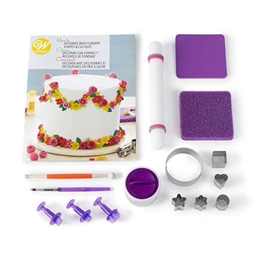 Wilton Hur man dekorerar med fondantformade former och utskärningskit – 14-delad tårtdekorationssats med 3 fondant-utskärningar, fondant-formningsset, roller, dammpåse, 6 skärare, videotutorial
