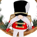 Améliorez votre décoration de vacances avec cette couronne de Noël conviviale, fabriquée à partir de vigne naturelle, de tissu et de cadre en fer pour un charme bucolique qui remplace l'alternative tout en mettant en vedette un soldat en peluche festif pour un attrait saisonnier classique