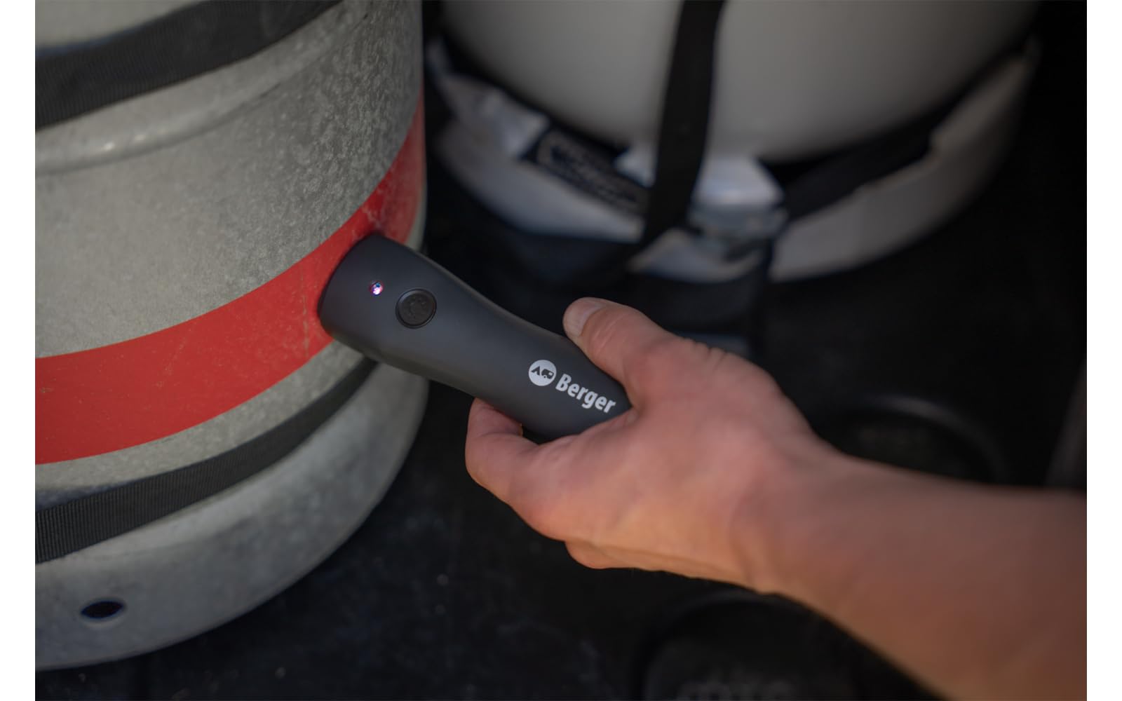 BERGER FillSense Gascontrol - Indicatore di livello per bombole di gas in alluminio e acciaio, misuratore di livello del gas con USB-C, misuratore di livello del gas con torcia LED, diametro 200-350