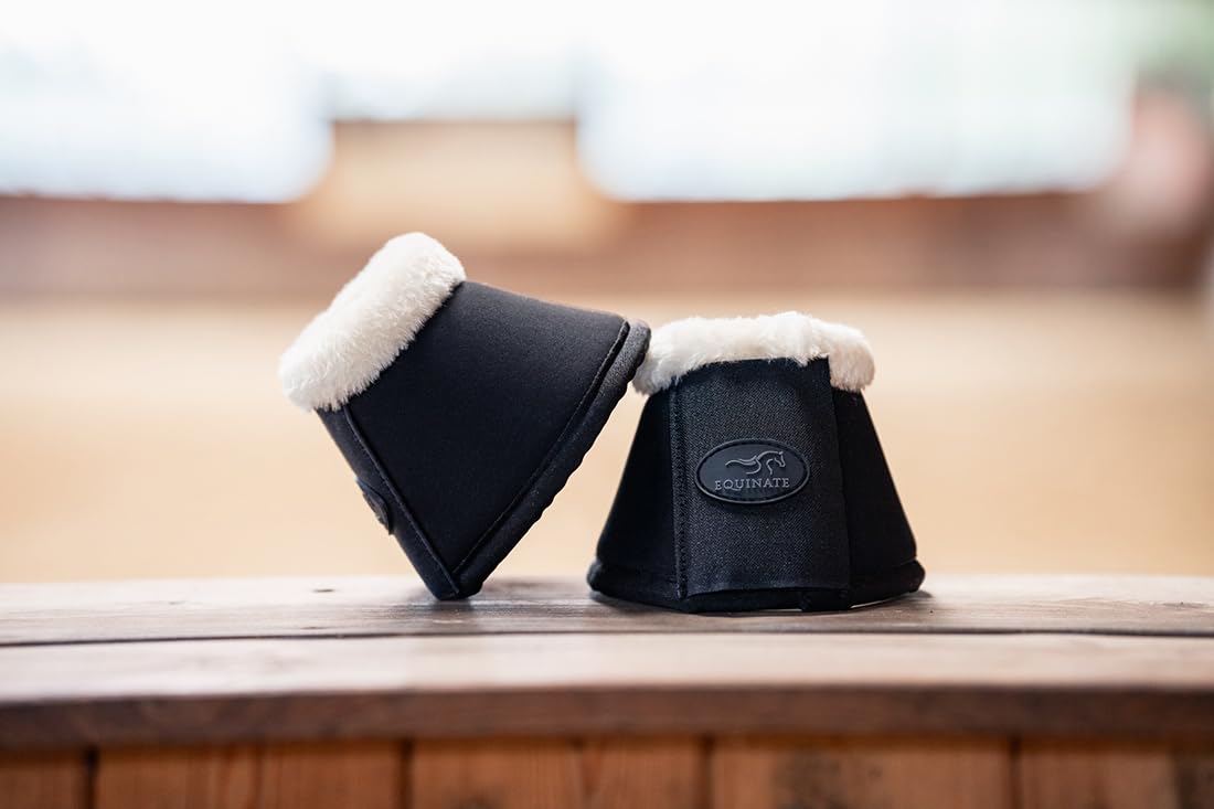 Equinate Hufglocken Furlyn mit synthetischem Lammfell L Schwarz - Robuste und stoßdämpfende Neopren Springglocken - Hufschutz für Training und Turniere - 2er Set