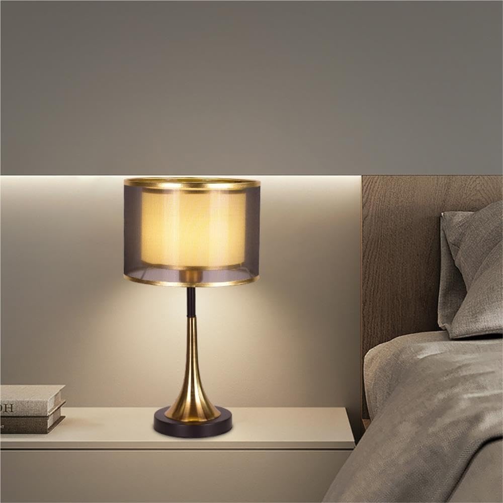 Lampada post moderna, luce notturna ambientale sul comodino della | Post moderno, paralume in tessuto, base in metallo, dimmerabile, luce notturna ambientale