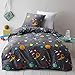 Omela Bettwäsche Weltraum 135x200 Jungen Kinder Planeten Sterne Rakete Motiv Grau Kinderbettwäsche Set Kuschelig Microfaser Bettbezug und Kissenbezug 80x80 cm Reißverschluss
