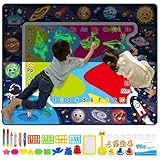 🎨【Aprender y divertirse】 Esta alfombrilla de garabatos es un gran juguete educativo para la primera infancia. Pueden dibujar cualquier cosa que puedan imaginar. El tapete está decorado con diferentes animales de dibujos animados, que pueden estimular la imaginación y la creatividad de los niños, permitiéndoles aprender muchos conocimientos nuevos mientras juegan.