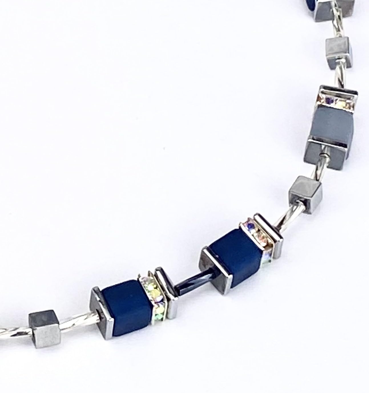 Handgemachte Hals Kette mit Polaris Würfel und Hämatit Edelstein sowie einem Edelstahlverschluss mit Verlängerung