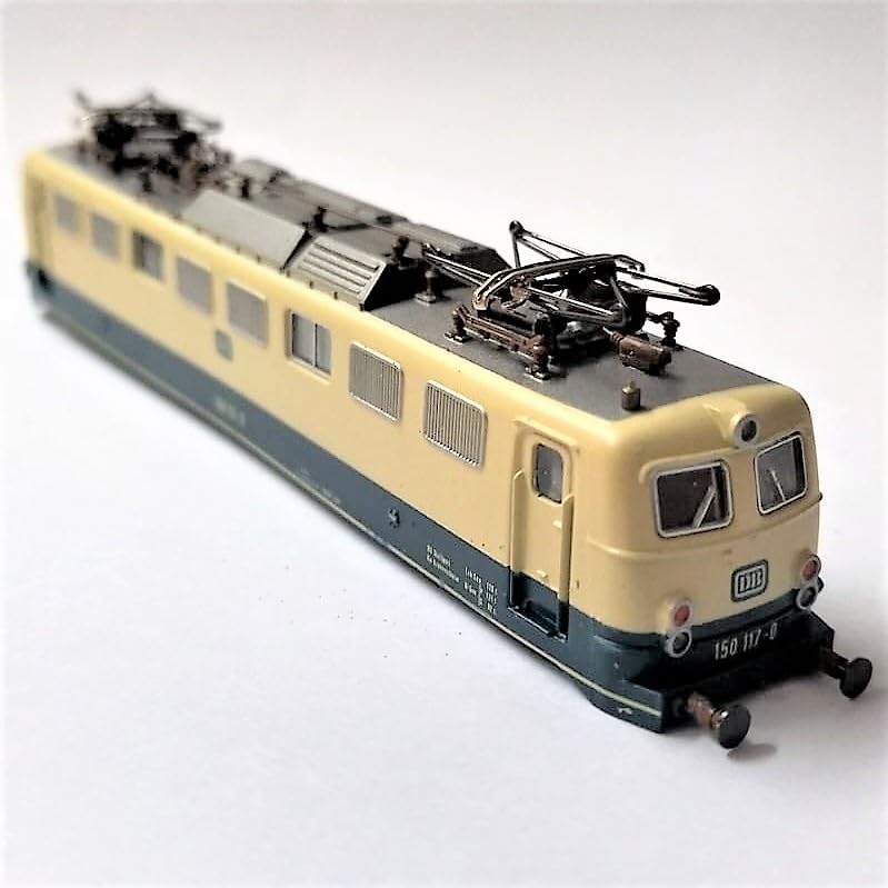 Réparer votre motrice avec la carrosserie DB 150 117-0 complète de pantographes Generico échelle N