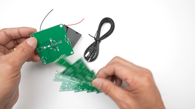 Kit Albero Di Natale 3D Fai-da-te In Elettronica – PCB Con 16 LED A 4 Frequenze, Saldabile, Funziona A Batteria O USB, Per Appassionati Di Scienza