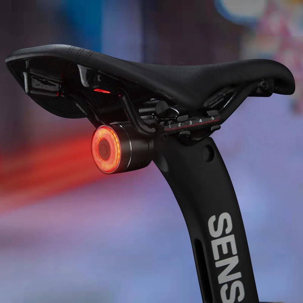 Luce Posteriore LED per Bicicletta Q3 - Fanale USB Ricaricabile con Freno Intelligente - Super Luminoso, Impermeabile, 4 Modalità - Smart Light per MTB & Corsa - Sensore Notturno/Frenata