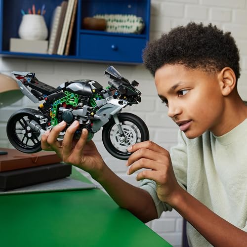 Technic Motocicletta Kawasaki Ninja H2R, Giochi per Bambini e Bambine da 10 Anni, Modellino di Moto Giocattolo in Scala da Costruire, Veicolo da Esposizione con Sterzo, Sospensioni e Motore 42170 - Lego - Immagine 6