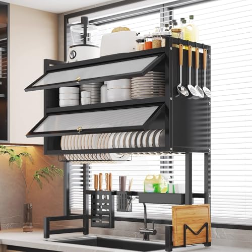 Durata e praticità quotidiana: realizzato per un uso quotidiano a lungo termine, questo scolapiatti a doppio strato salvaspazio con ganci per la cucina offre un supporto robusto e una stabilità equilibrata. Il suo design a grande capacità è adatto a carichi di stoviglie per tutta la famiglia e il portacoltelli e portatagliere integrato migliora la sicurezza, l'organizzazione e la praticità durante le operazioni di lavaggio e asciugatura.