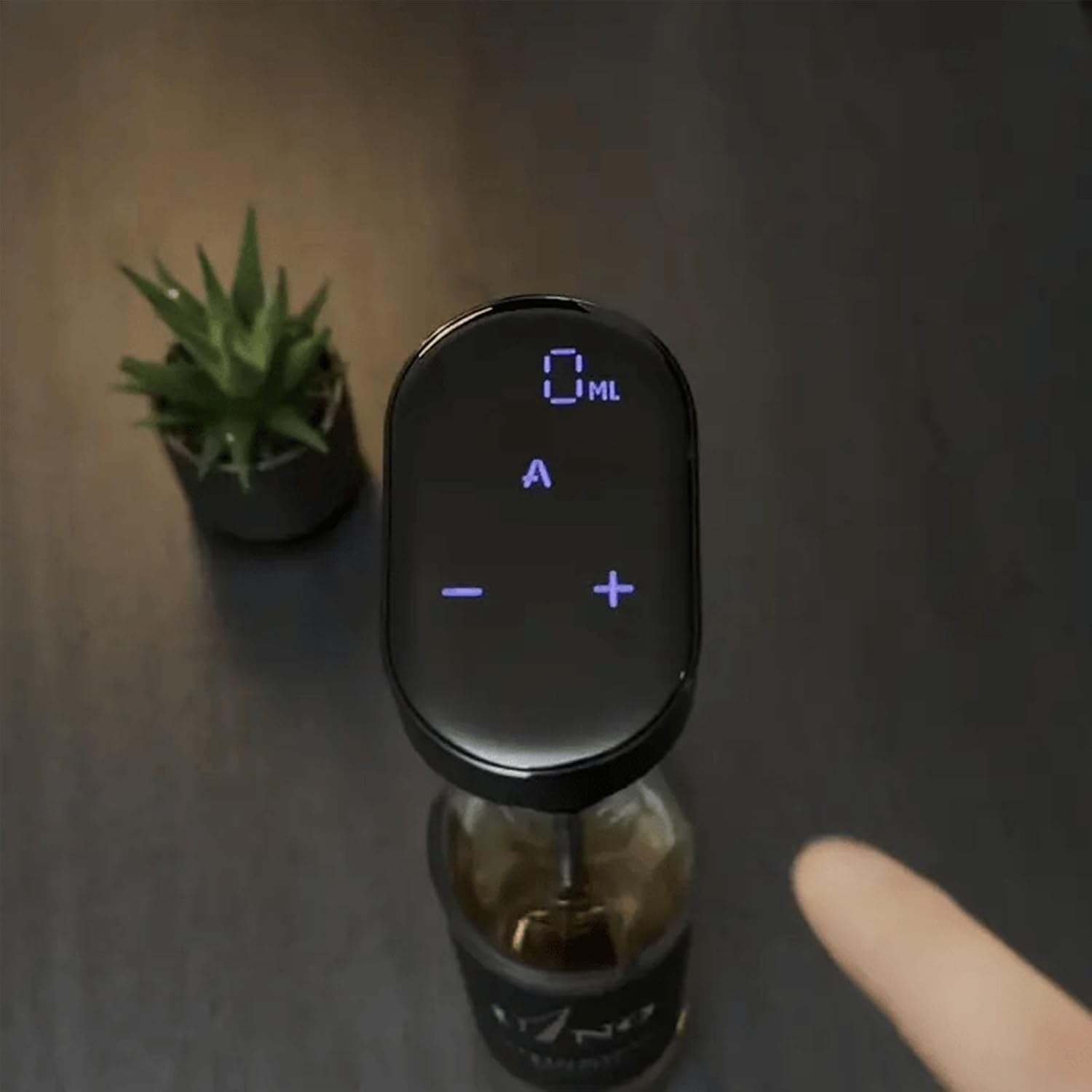 Sipvault – Distributeur de boissons alcoolisées, distributeur intelligent Sipvault, distributeur intelligent d'alcool, décanteur de vin électrique, bec verseur, quantité réglable (noir)