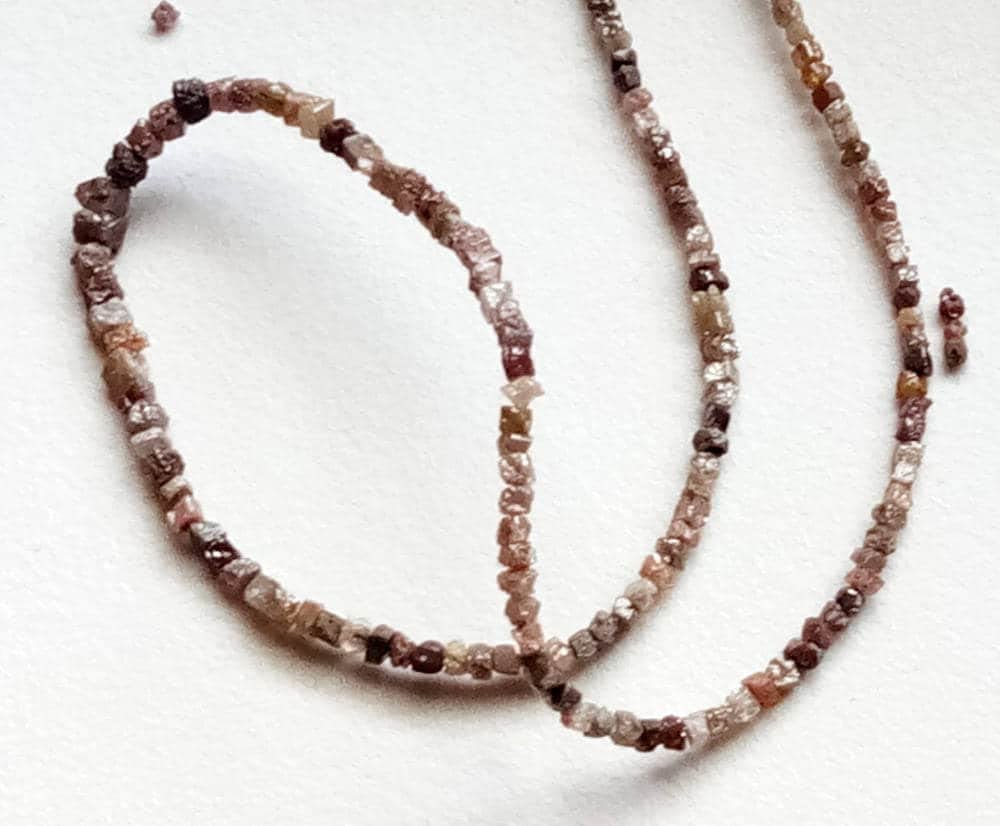 2-3 mm brązowe diamentowe szorstkie koraliki w kształcie kostki, brązowy wywiercony nieoszlifowany diament, surowy diament, nieoszlifowane diamentowe koraliki do biżuterii