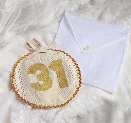 Manique de Cuisine - Trivet pour Le Jour de l'An Noël Déco Shabby Chic et Romantique - Décoration écrite 31" pour Le Jour de l'An - Diamètre 20 cm - Blanc/Or - 80% Coton / 20% Lurex Cover