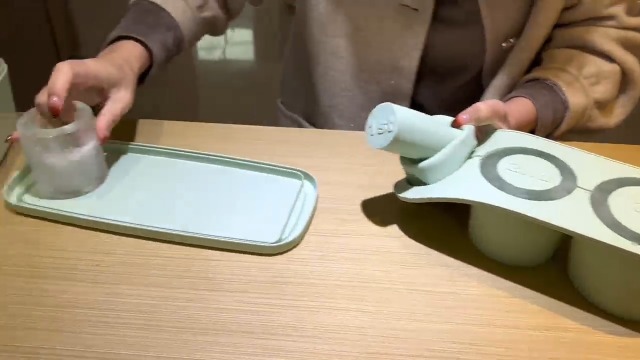 Molde para cubos de hielo de silicona con tapa verde miniatura 7