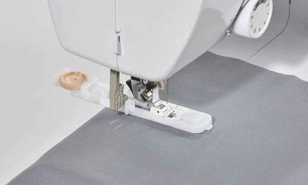 Brother CS70S Macchina da Cucire Elettronica con 70 Punti di Cucito utili, Elastici, Ornamentali,ricami, patchwork Cucitura Automatica, Display Multifunzion