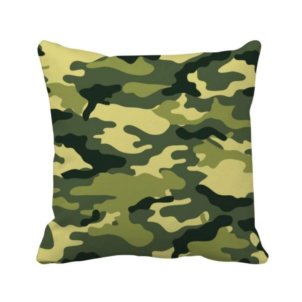 Coussin camouflage pour raviver un canapé terne avec son motif de lignes multicolores