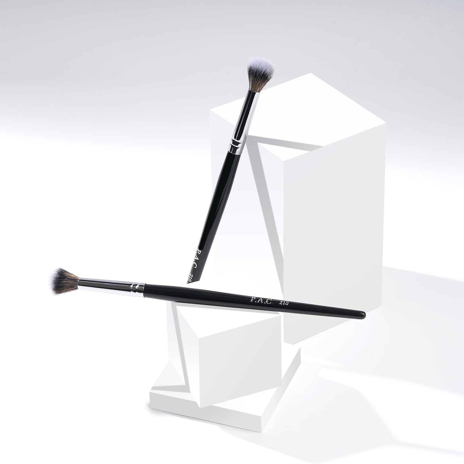 PAC Eyeshadow Blending Brush -210 2