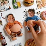 🧑‍🎨 Calamite Frigo Divertenti Personalizzate con Foto - Trasforma il tuo volto preferito in una calamita frigo simpatica e unica. Basta caricare una foto chiara per ottenere una calamita personalizzata in stile cartoon, perfetta per decorare frigorifero, ufficio o armadietti. Un’idea originale tra le idee regalo personalizzate, ideale come regalo divertente, idee regalo donna o idee regalo uomo per sorprendere amici e famiglia con un tocco creativo e memorabile.