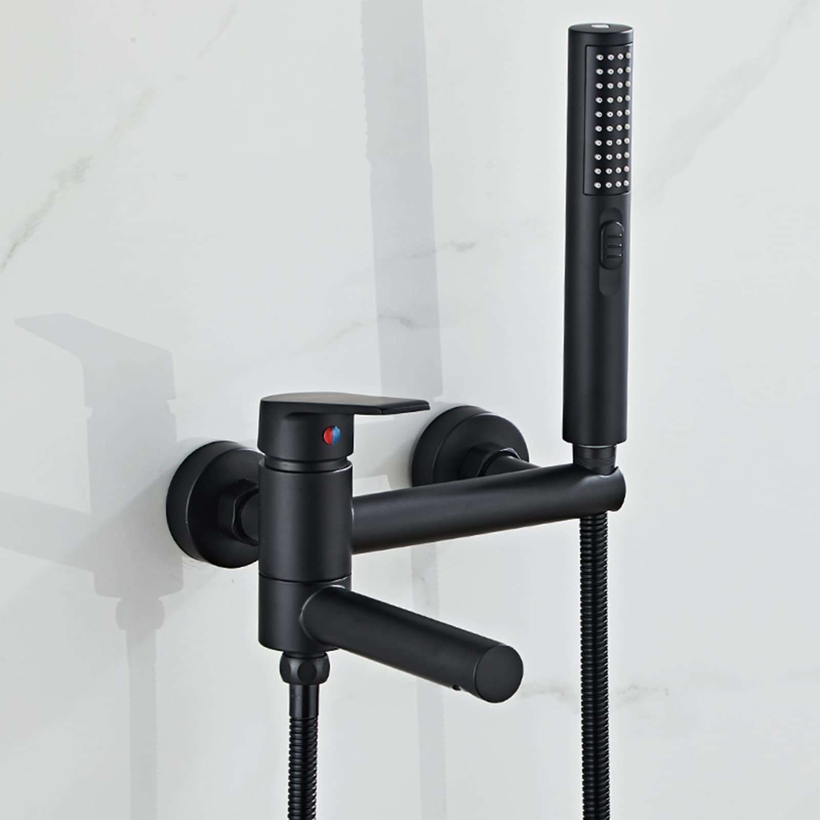 Mitigeur de douche mural noir idéal pour rénover une baignoire