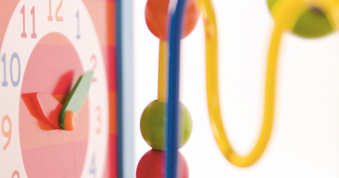 roba Cube d'Activités Labyrinthe en Bois - 5 Faces de jeux différentes - Jeu pour Apprendre l'Horloge, les Formes et les Couleurs