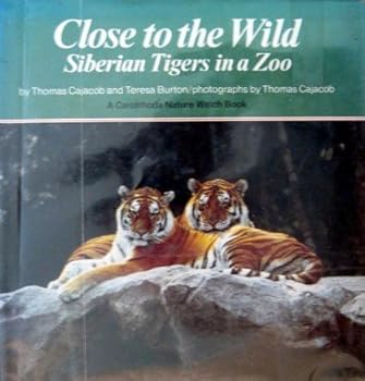 Hardcover Close to the Wild: Siberian Tigers in a Zoo Book