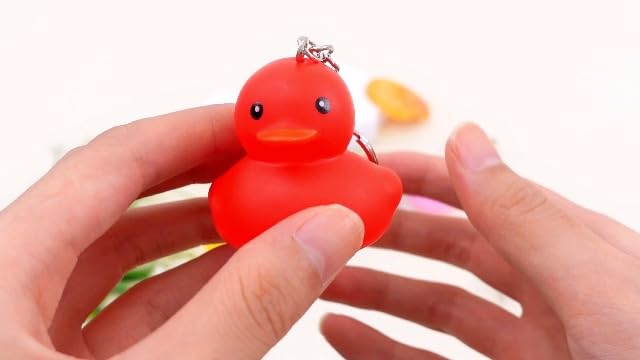 Miniatura 7 de Deekin 24 llaveros de goma de pato de 2.17 pulgadas, diseño chirriante de pato de crucero, cadenas 3D a granel para regalo de fiesta de carnaval