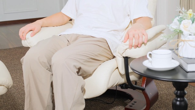 Sillón reclinable con masaje y ottoman marrón oscuro miniatura 7