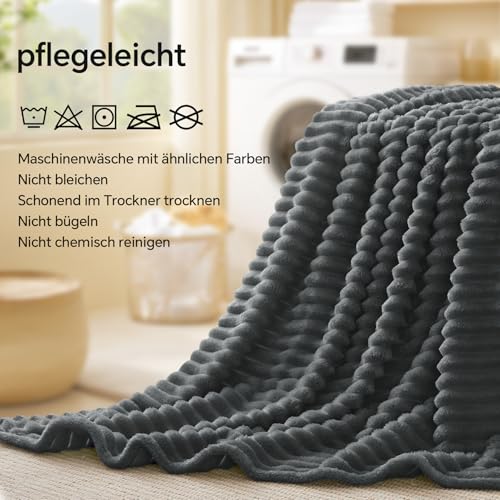 BEDELITE Kuscheldecke Flauschig Decke Klein - weiche Flanell Decken Anthrazit 125x150 für Sofa, Deko Streifen Cord Fleecedecke als Sofaüberwurf für Wohnzimmer, Throw Blanket Wide Use