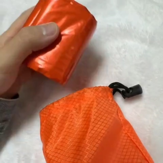 2 Paquetes de Bolsa de Dormir de Supervivencia de Emergencia con Silbato, Portable, Impermeable, Térmica, Reflejante, para Camping al Aire Libre (Naranja + Silbato) miniatura 7