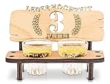 DARO Design - Schnapsbank 3. Hochzeitstag Lederhochzeit Geschenk Deko für Paare Männer Frauen aus Holz mit Gläsern