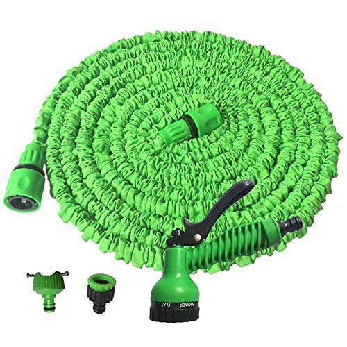 Tuyau d'arrosage flexible extensible contre les nœuds dans le jardin