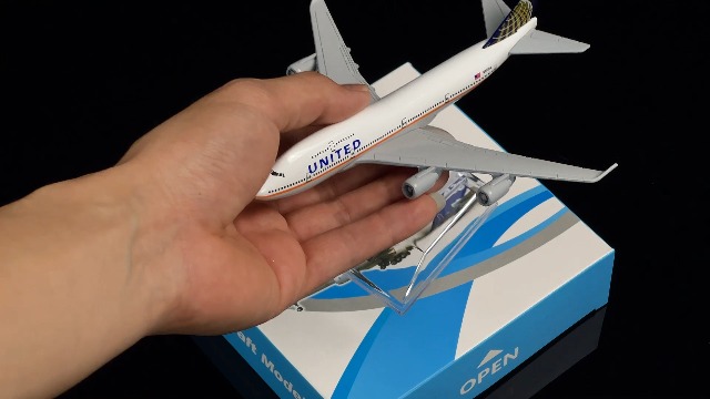 航空機・ヘリコプター EverRise 1/200 B747-400 United Airlines A Legacy Reimagined: United Airlines 747-400 PlaneTags – MotoArt