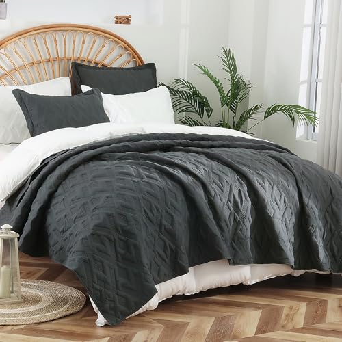 Image of EVENHUG Quilt Set King Size Soft Lightweight Bedspreads with 2 Pillow Shams Reversible Bedding Coverlets for All Seasons 3 Piece (106 inchx96 inch)