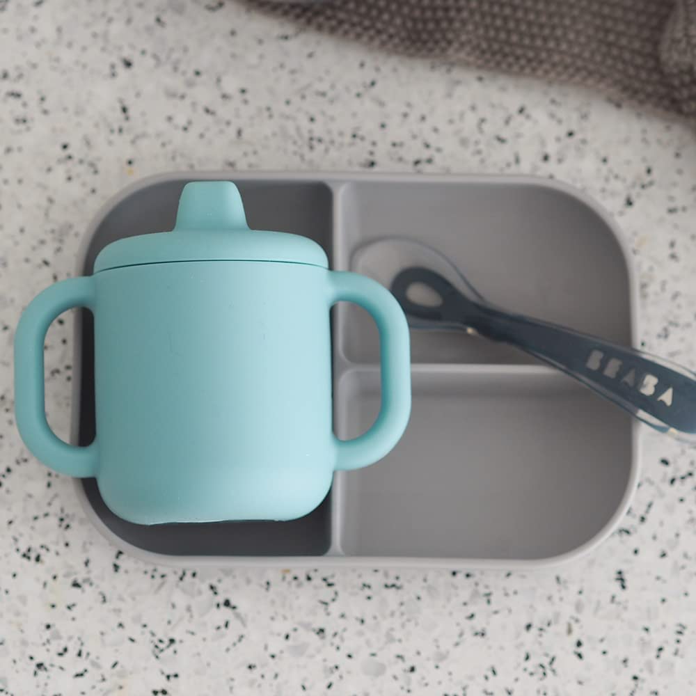 BÉABA, Set Vaisselle Silicone Repas Bébé, Coffret Repas d'apprentissage, 3 Pièces, Assiette compartimenté + Tasse + Cuillère, Silicone Saine et Durable, Compatible lave-vaisselle, Micro-onde, Bleu