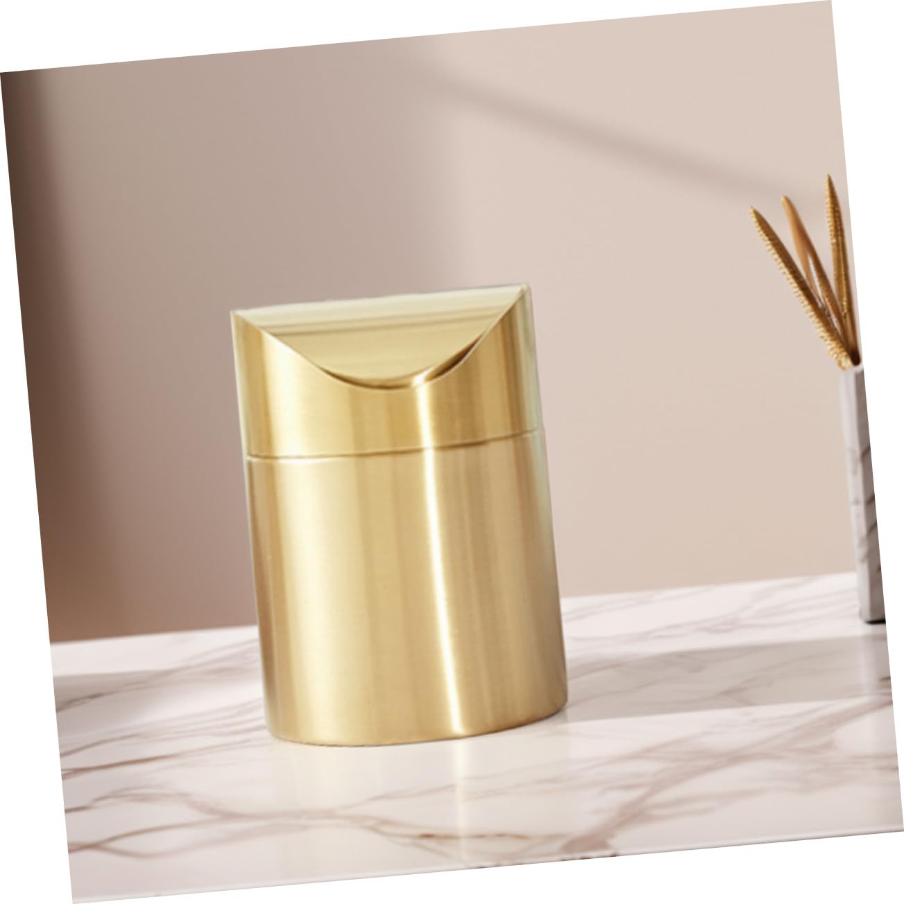 VALICLUD Kleiner Schreibtisch Abfalleimer Eleganter und Kompakter Mülleimer aus Edelstahl mit Pressdeckel Goldfarben Multifunktional für Schreibtisch und Reise