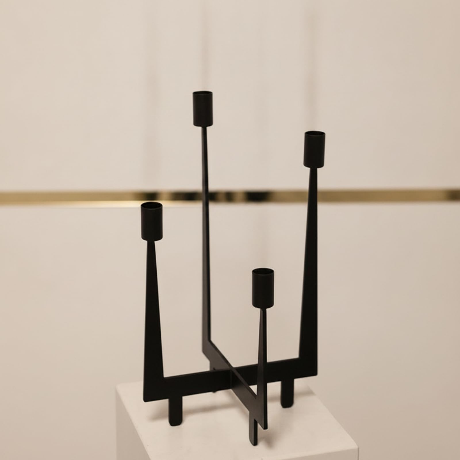 Geometrischer Kerzenhalter aus Metall mit Vier Halterungen für Moderne Wohnkultur Und Stimmungsvolle Abendbeleuchtung für Wohnzimmer Und Elegante Tischdekoration