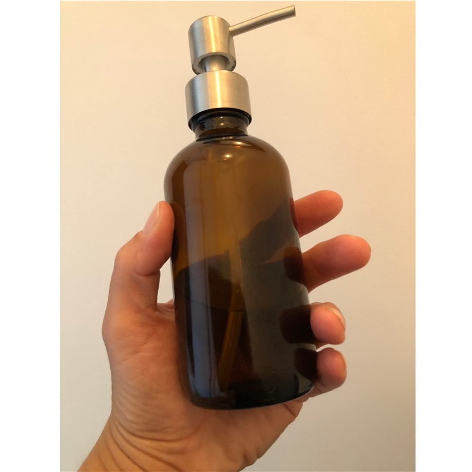 Set di 2 Dispenser per Doccia, Grandi flaconi Rotondi in Vetro ambrato da 250 ml con Pompa per Sapone Liquido, Adatti per Bagno, Cucina, Hotel e Altri Accessori per la casa.