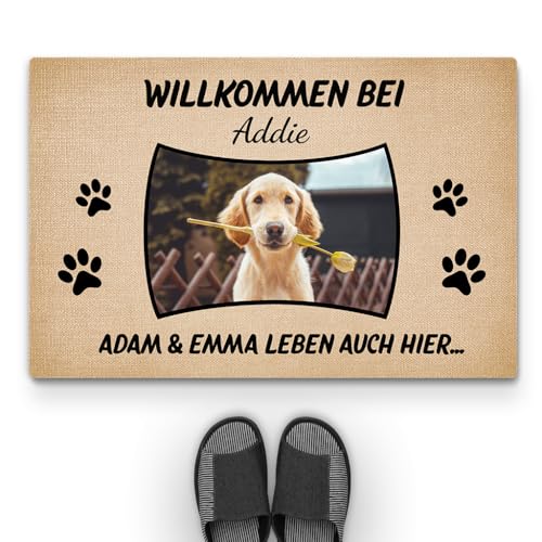 Geschenke Mall Personalisierte Fußmatte - Willkommen In Unserem Zuhause Von - Fussmatte Mit Namen, Fussmatte Selbst Gestalten, Fussmatte Familie, Fussmatte Hund Personalisiert (Modell #1)