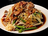 【内容量】460g（麺210g） 【商品内容（入っているもの）】麺（小麦粉（国内製造）、食塩/かんすい、ビタミン、卵白）、タレ（豚背脂、醤油、にんにく、唐辛子、胡椒/調味料（アミノ酸等））、具材（特製挽肉（豚挽肉、牛肉エキス、にんにく、唐辛子、醤油、砂糖/調味料（アミノ酸等））、味付き背脂（豚背脂、醤油）、（一部に小麦・卵・牛肉・豚肉・大豆を含む） 【喉越し抜群の中太ストレート麺、最後はライスドボンが必須の一杯】すすり心地抜群の、ツルツルとした喉越しと、具材、タレ、背脂がしっかりと絡む自家製中太...